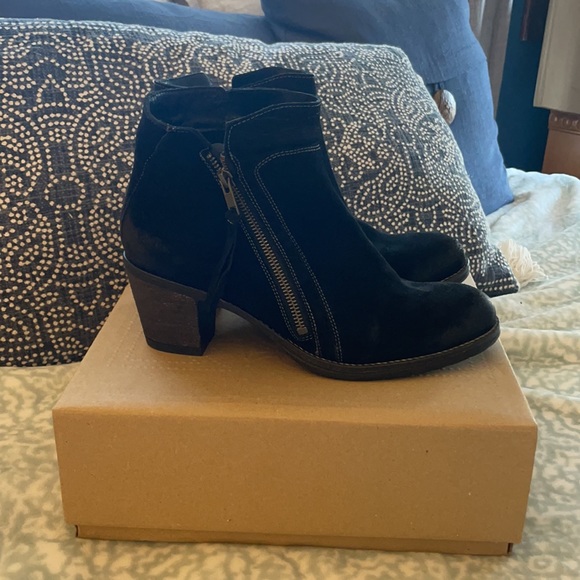 NWT Taos Dillie black suede boots Size 41 (U.S. 10 - 10.5) - Picture 3 of 12